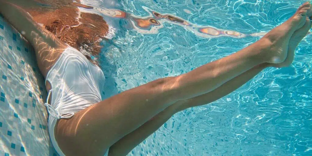 Exercices aquagym : une femme dans l'eau en train de faire un exercice pour les abdos