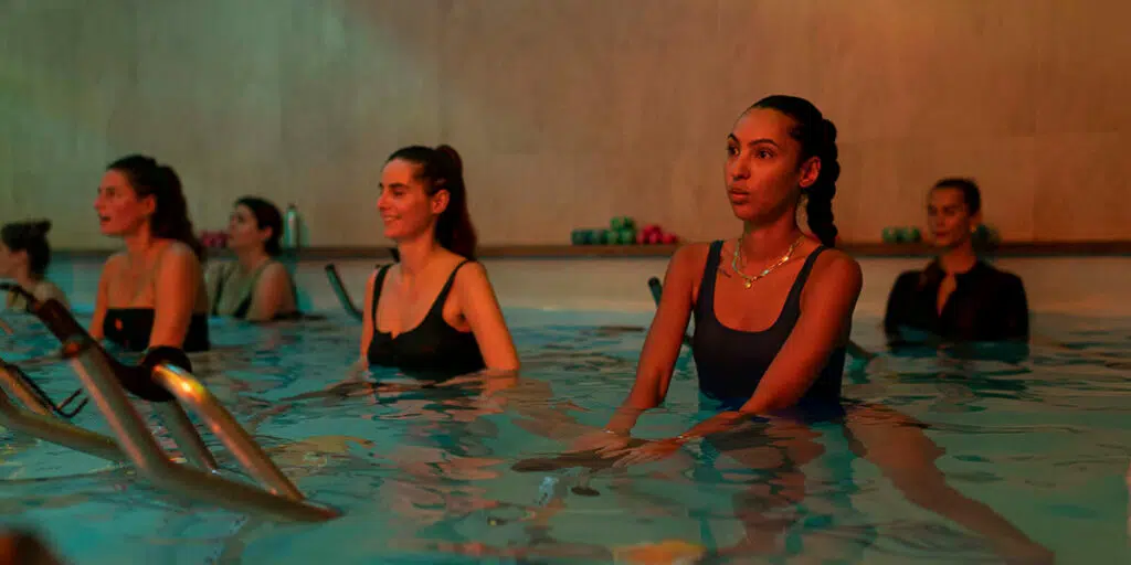 Tenue aquabike : des femmes en pleine séance d'aquabike