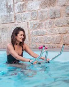 Image d'une personne pratiquant l'aquabike