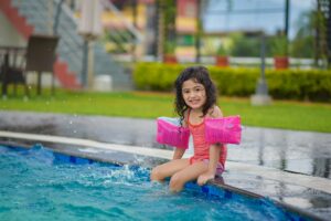 Image d'une enfant au bord d'une piscine