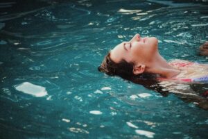 Femme pratiquant l'aquados en piscine