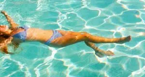 Jambes d'une femme dans une piscine