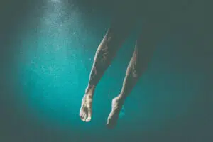 Jambes immergées dans l'eau avant une séance d'aquarunning