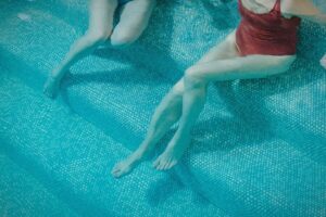 Jambes de femmes dans une piscine