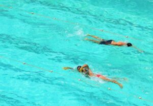 Deux personnes faisant des exercices de natation