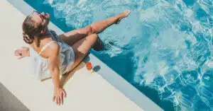 Une femme qui trempe ses pieds dans l'eau d'une piscine