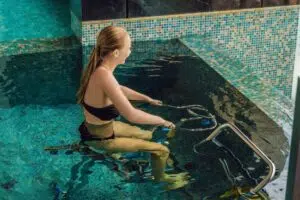 sport piscine ou sport en salle : femme en train de faire de l'aquabike