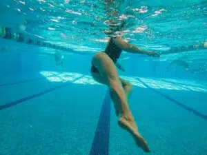 sport piscine ou sport en salle : femme qui nage dans une piscine