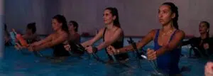 Plusieurs personnes qui font de l'aqua bike dans une piscine