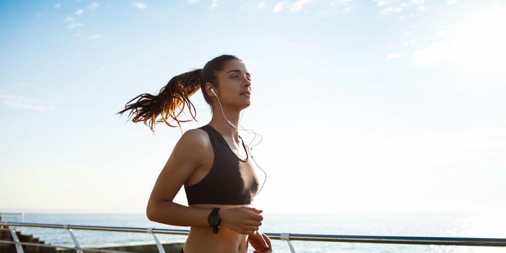 Une femme qui fait du sport en pleine canicule