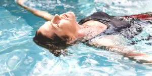 Quel maillot de bain pour aquagym : une femme avec un maillot une pièce dans un bassin