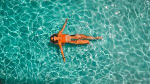 Une femme pratique un exercice aquagym abdo