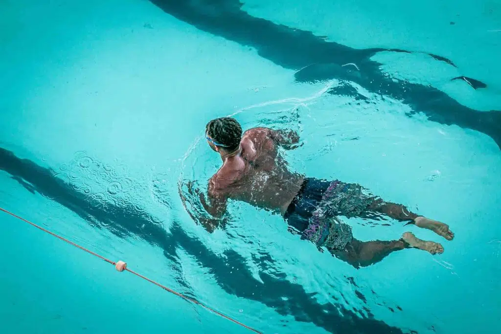 Exercice aquagym cardio : un homme nage dans une piscine