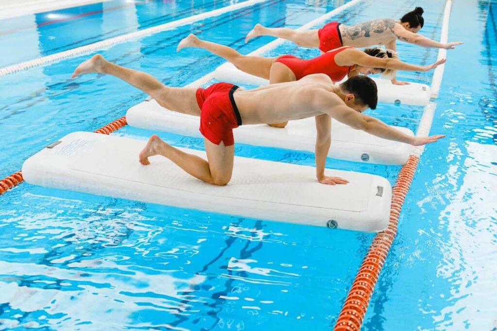 People are doing aquabuilding exercises