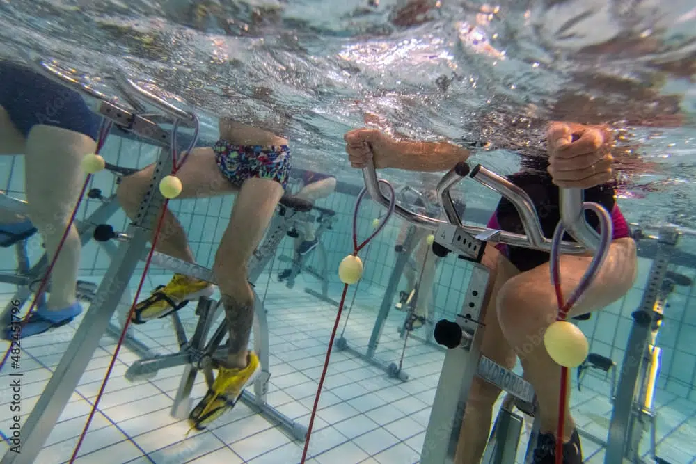 Un groupe de personnes fait un exercice d'aquabodybike