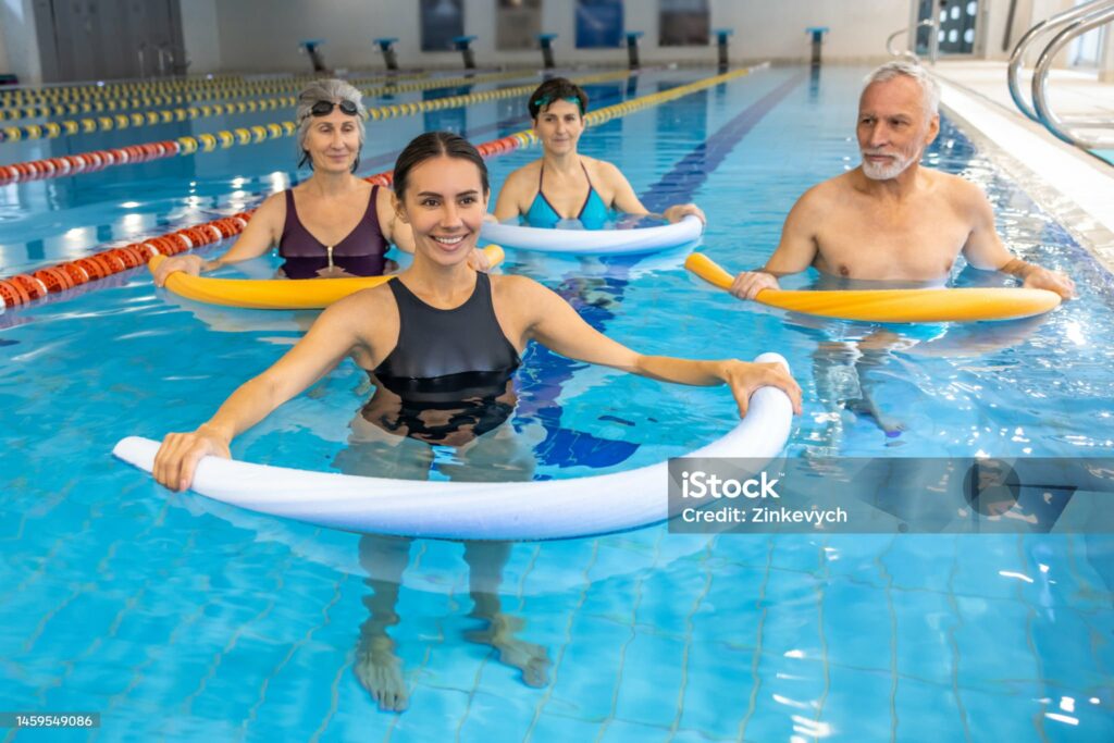mouvement aquagym : entraînement avec frite