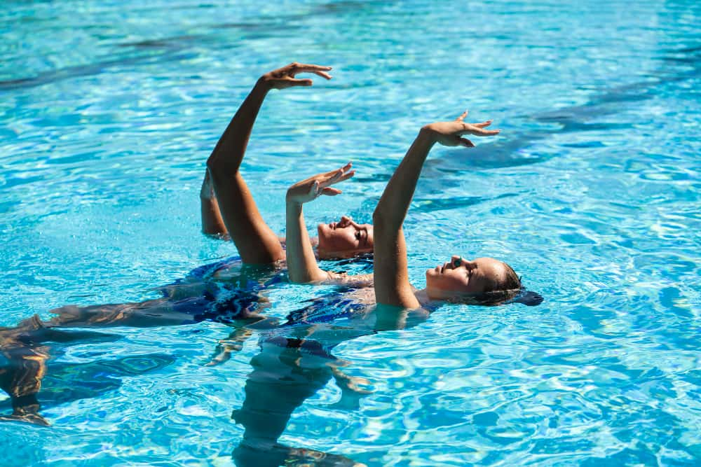 Exercice aquagym dos : des femmes font un exercice dorsale