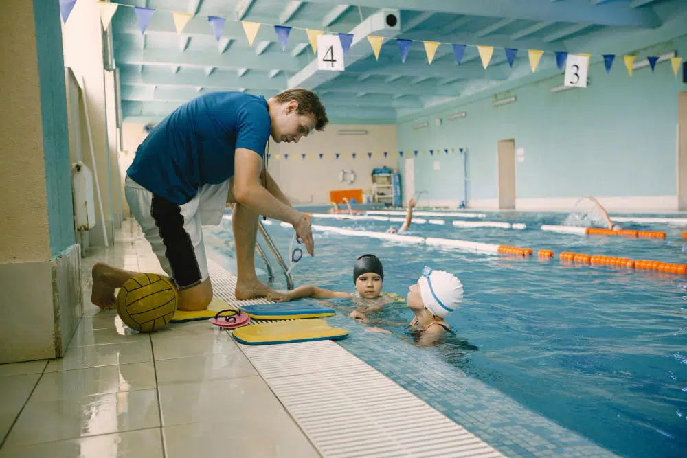 Exercice aquagym avec planche : des personnes nagent avec une planche