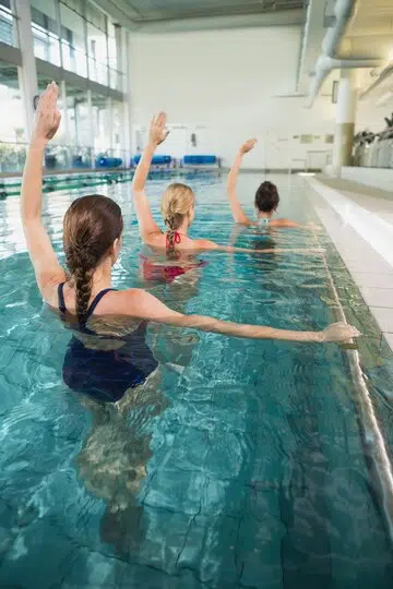 Un groupe de femme fait de l'aqua qi gong